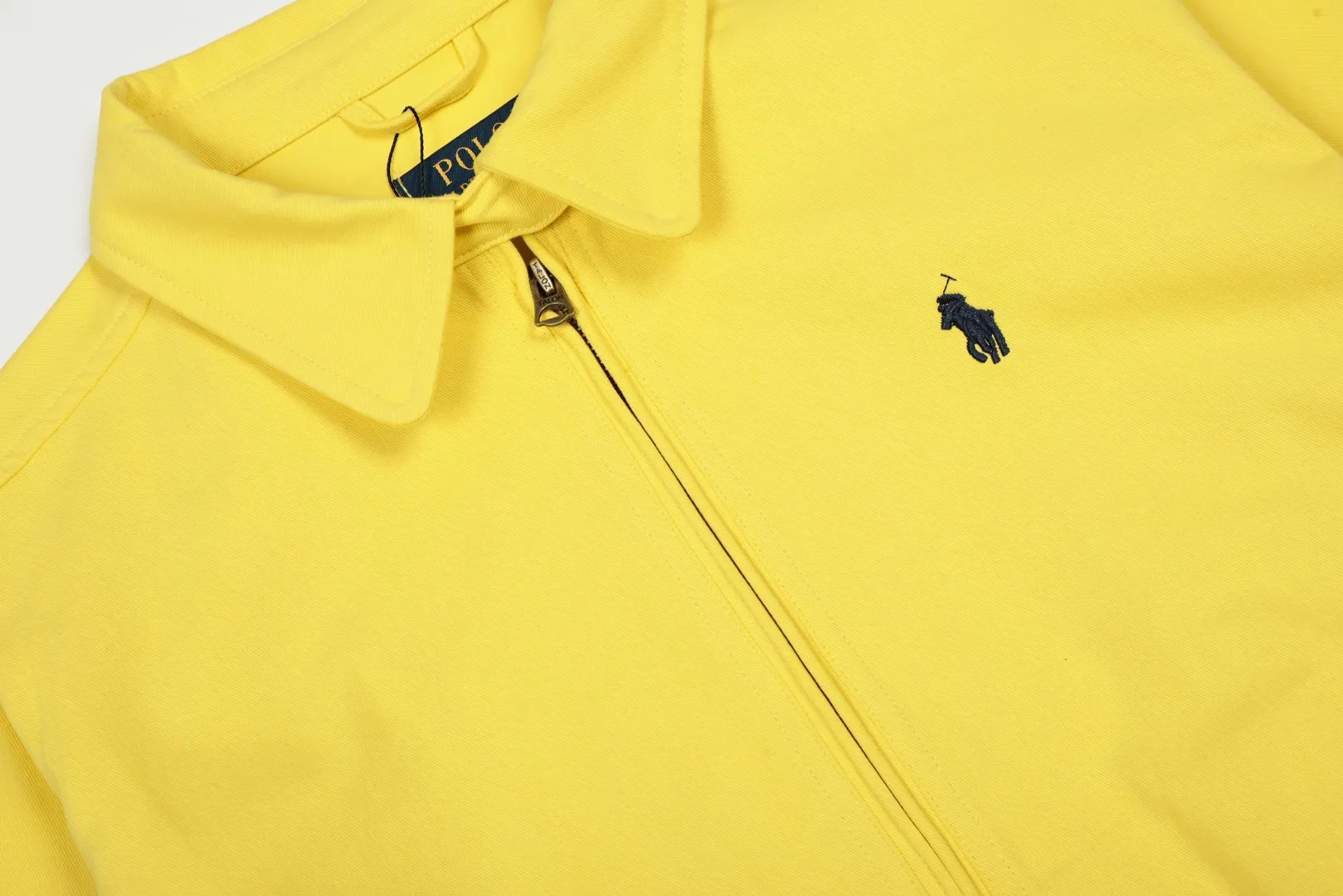 P300 top quality" Style number: 8101# (not off the shelves all year round) [Ralph Lauren/Ralph Lauren old cadre pony embroidered armband POLO jacket] ✅Ralph Lauren Ralph Lauren classic basic American retro old cadre goddess style jacket ✅Pure cotton high-gram heavy wash, soft, comfortable and tangible, upright and textured ✅Customized Vintage bronze double-open zipper head to restore the same quality as the cabinet version ✅This style: White/khaki color. There are waist patterns inside the threads of the collar and cuffs. Please note~ ✅Retro versatile jacket. The upper body is very flattering. Versatile model YYDS~ ✅Versatile for daily wear and work wear. ✅The upper body is simple and easy to wear. A must-have for goddess ootd. Good-looking clothes are never too picky. A must-have in the goddess' wardrobe. Size: S-XL. Color: White, yellow, red, navy, khaki, pink, light blue, olive green.